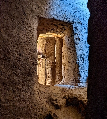Escaliers étroits au Ksar de Tamnougalt Vallée du Drâa