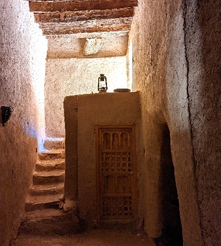 Escaliers étroits au Ksar de Tamnougalt Vallée du Drâa