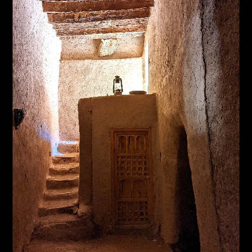 Escaliers étroits au Ksar de Tamnougalt Vallée du Drâa