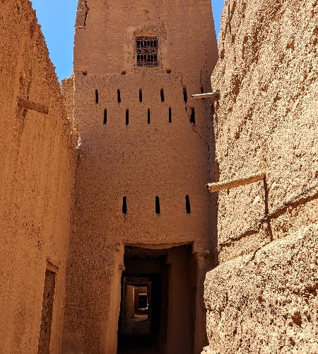 Ruelles étroites au Ksar de Tamnougalt Vallée du Drâa
