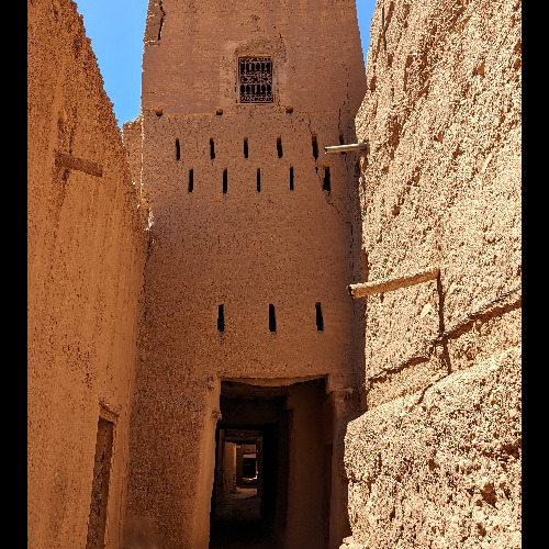 Ruelles étroites au Ksar de Tamnougalt Vallée du Drâa