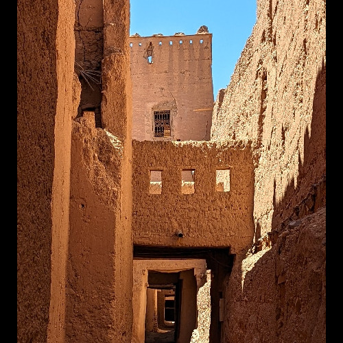 Ruelles étroites au Ksar de Tamnougalt Vallée du Drâa