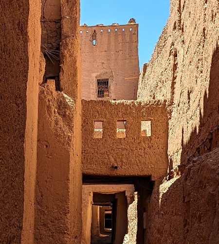 Ruelles étroites au Ksar de Tamnougalt Vallée du Drâa