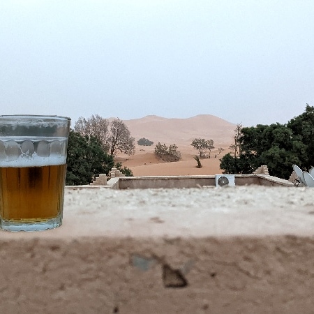 Visibilité réduite par la tempête de sable mais nous aurons de la bière à l'apéro ! Merzouga
