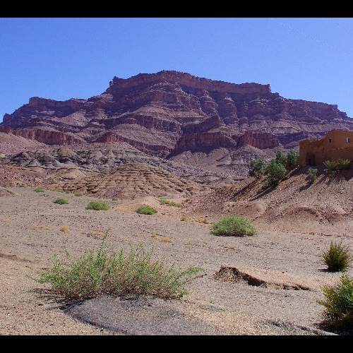 Le désert entouré de montagnes. Vallée du Drâa