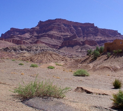 Le désert entouré de montagnes. Vallée du Drâa