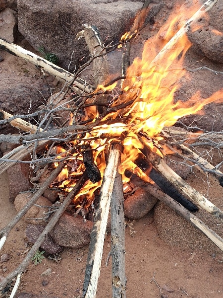 Les pierres sont chauffées par un feu de bois. Fabrication du pain berbère
