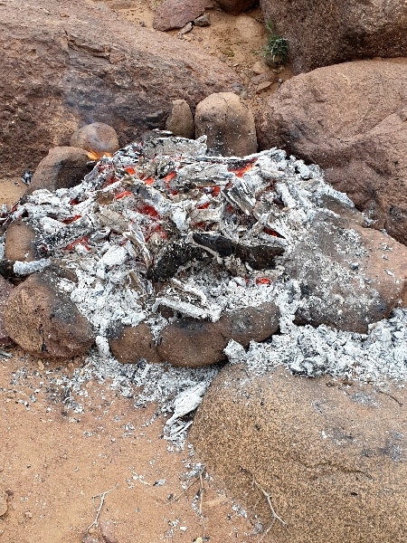 Belles braises, les pierres sont bien chaudes. Fabrication du pain berbère