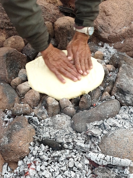 On étale le pâton sur les pierres bien chaudes. Fabrication du pain berbère