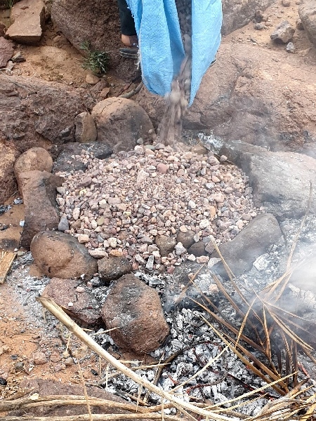 On étale du sable grossier sur le dessus du pâton. Fabrication du pain berbère