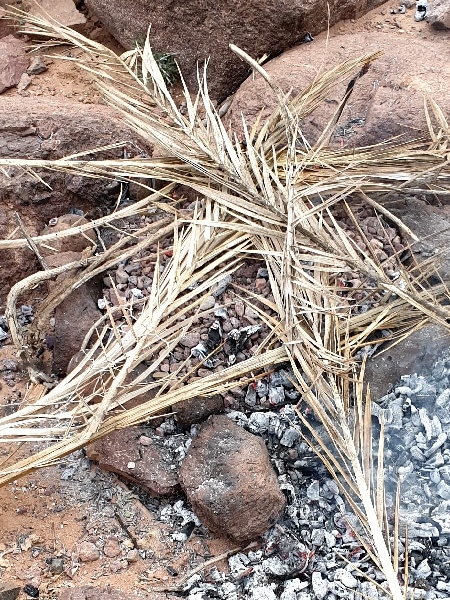 Préparation du feu pour chauffer le gravier. Fabrication du pain berbère