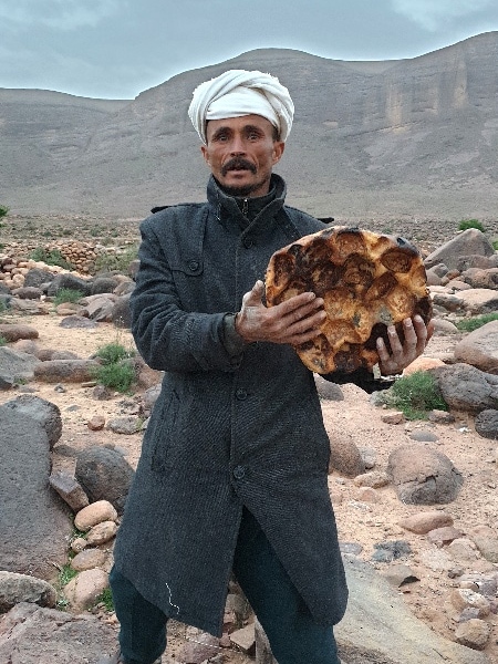 Et voilà, Zaid nous présente le pain berbère des nomades. Fabrication du pain berbère