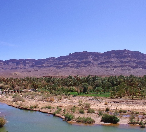 Les villageois se retrouvent près de la rivière pour la lessive. Vallée du Drâa