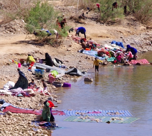 Les villageois se retrouvent près de la rivière pour la lessive. Vallée du Drâa