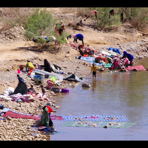 Les villageois se retrouvent près de la rivière pour la lessive. Vallée du Drâa