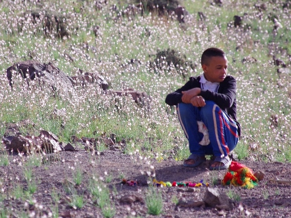 Un jeune garçon nous attends pour nous vendre de petites décorations. Djebel Saghro