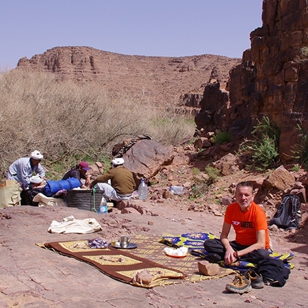 Notre équipe a préparé le repas qui est pret à notre arrivée. Djebel Saghro