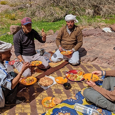 Notre équipe a préparé le repas qui est pret à notre arrivée. Djebel Saghro