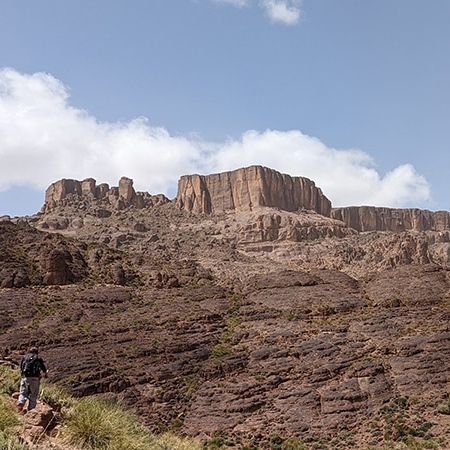 Nous cheminons en direction des falaises. Djebel Saghro