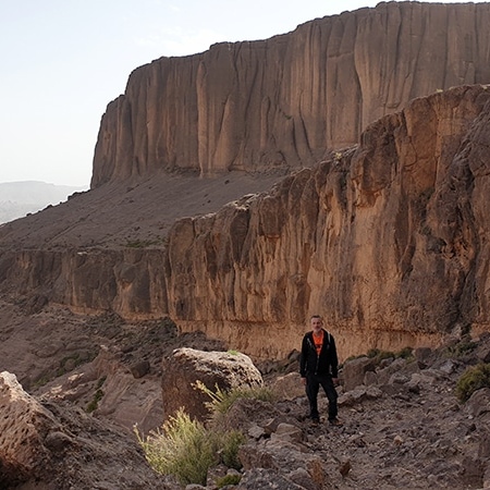 Nous longeons cette falaise pour accéder au col. Djebel Saghro