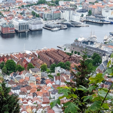 Vue sur le port depuis les hauteurs de la ville. Bergen