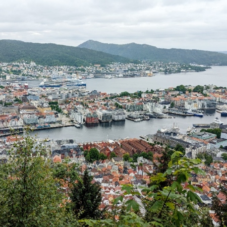 Vue sur le port depuis les hauteurs de la ville. Bergen