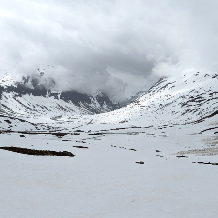 Vallée aboutissant au Trollstiven complètemet enneigée. Andalnes