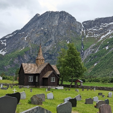 Une jolie église en bois sur notre route. Andalnes