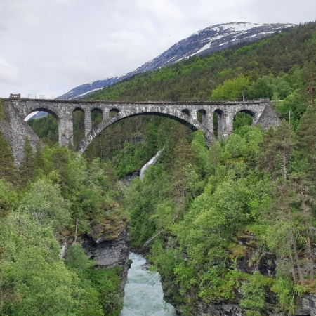 Killing bru, un pont de chemin de fer construit au-dessus d'une profonde gorge. Andalnes