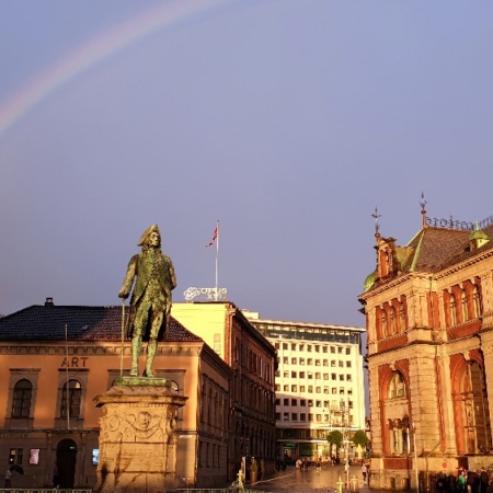Il est presque 23 heures, le ciel se dégage et Bergen s'embrase. Bergen