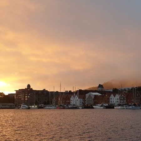 Il est presque 23 heures, le ciel se dégage et Bergen s'embrase. Bergen