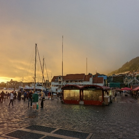 Il est presque 23 heures, le ciel se dégage et Bergen s'embrase. Bergen