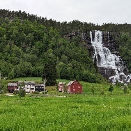 Une des très nombreuses cascades. Bergen Flam