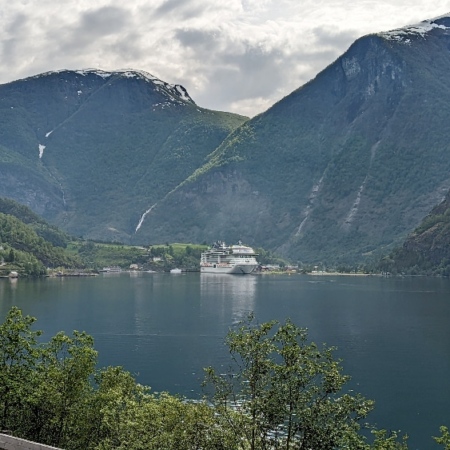 Un bateau de croisière à Flam. Bergen Flam