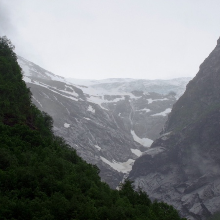 Le glacier émerge des nuages. Olden