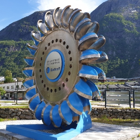 Roue de turbine Pelton de la centrale hydroélectrique dans la montagne sous la ferme Kjeåsen. Kjeasen