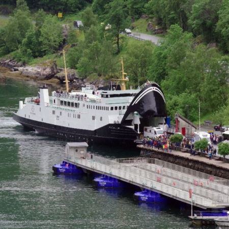 Le ferry débarque ses passagers. Ferry Hellesylt Geiranger