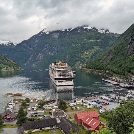 Le navire MSC est toujours accosté. Geiranger