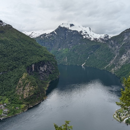 Point de vue sur le fjord. Geiranger