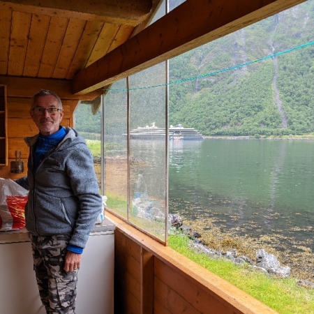 Installation dans notre cabane, petite cuisine en terrasse. Geiranger