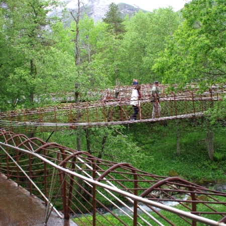Parcours bien aménagé autour de la cascade de Gudbrandsjuvet. Gudbrandsjuvet