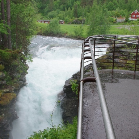 Parcours bien aménagé autour de la cascade de Gudbrandsjuvet. Gudbrandsjuvet