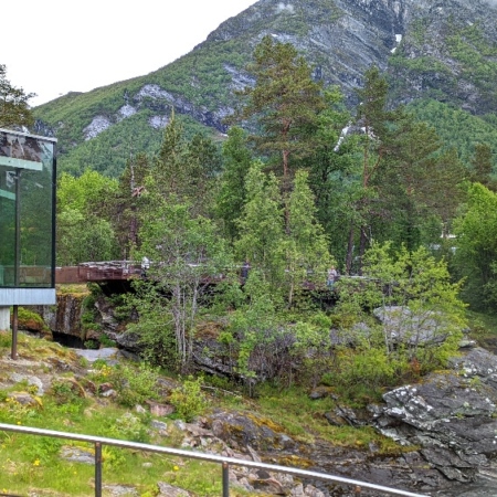 Parcours bien aménagé autour de la cascade de Gudbrandsjuvet. Gudbrandsjuvet