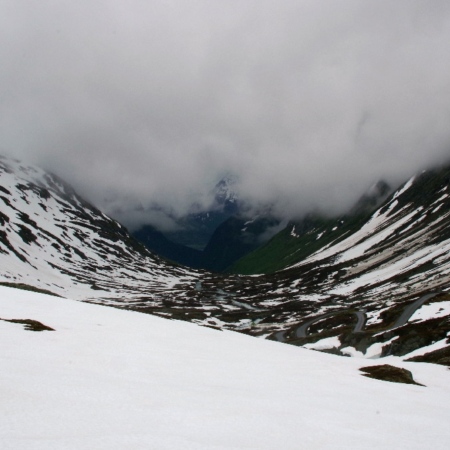 Vallée dominant Hjelle complètement enneigée en amont. Hjelle