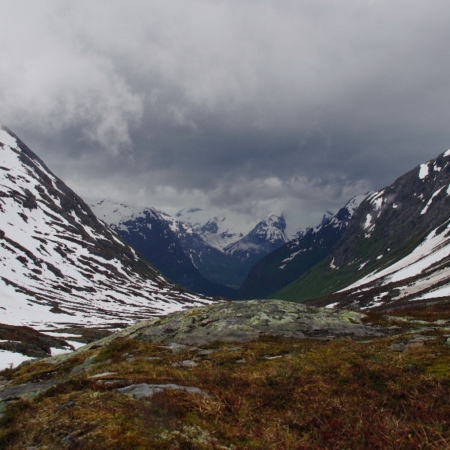 Vallée dominant Hjelle complètement enneigée en amont. Hjelle