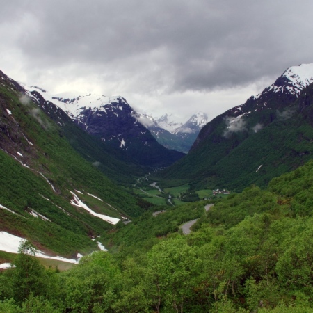 Vallée dominant Hjelle, la neige disparait brusquement. Hjelle