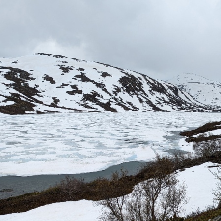 Lac pris dans les glaces. Hjelle