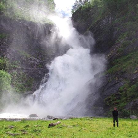 Les chutes de Huldefossen. Huldefossen.