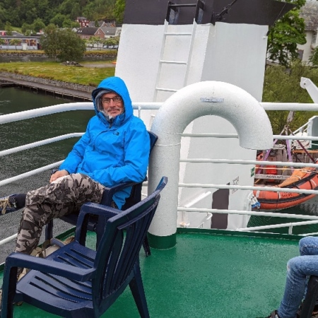 Installé sur le pont supérieur, fine pluie ... Ferry Hellesylt Geiranger