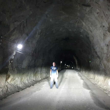 Tunnel pour accéder à la ferme Kjeåsen. Kjeasen
